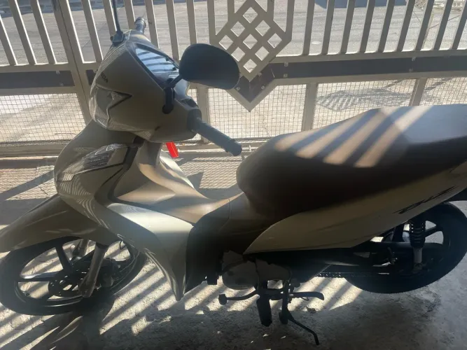 Moto Biz semi nova a venda.
