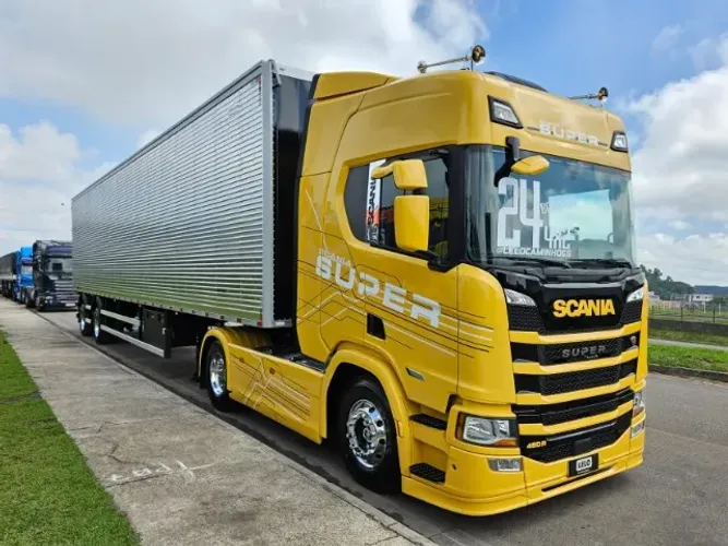 Scania R460 4x2 SUPER Ano 24 baixo km + Baú 2 Eixos Nostra 30 plt 15.40 x 2.90 c/pneus