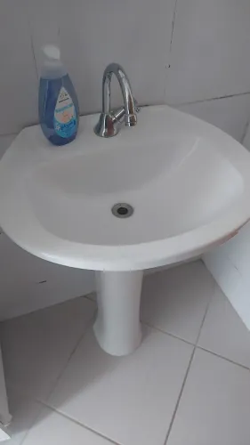 Pia para banheiro com torneira