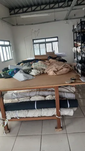 Mesa de corte de roupa