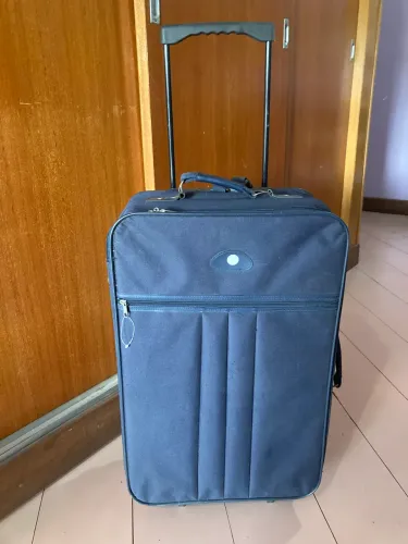 Mala Para Viagem Com Puxador de Alumínio e Duas Rodinhas Usada.