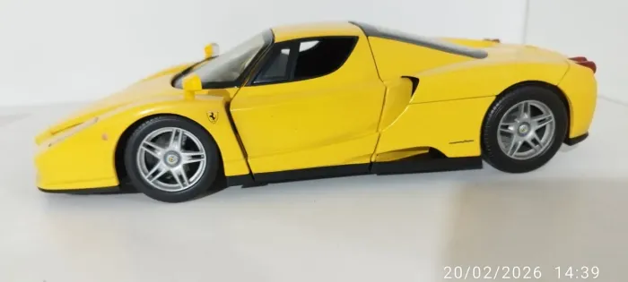 Miniatura Ferrari Enzo escala 1.18 marca Hotwells