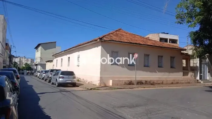 Terreno à venda no Centro de Montes Claros com 327m²