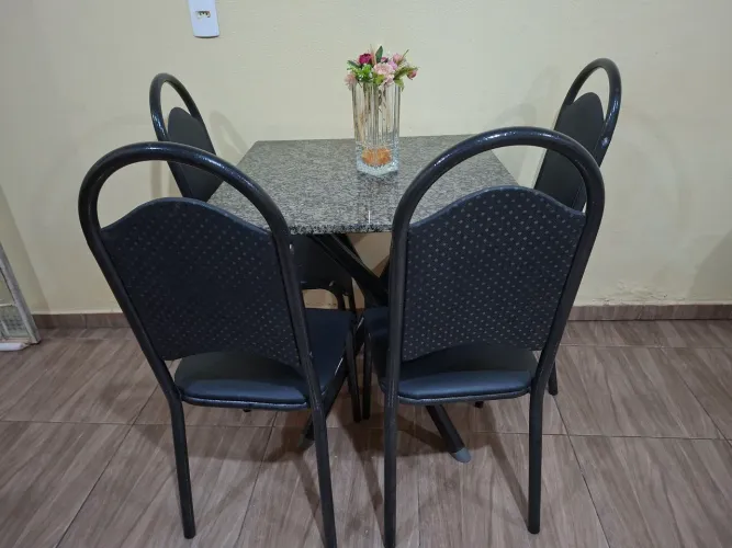 Mesa de granito 4 cadeiras
