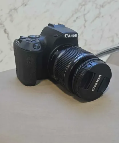 Camera Canon EOS Rebel SL3 + lente 18-55mm