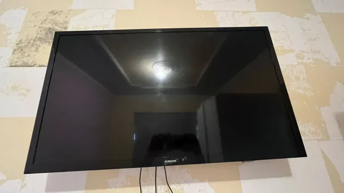 Tv 32 polegadas com controle mais antiga tela plana 