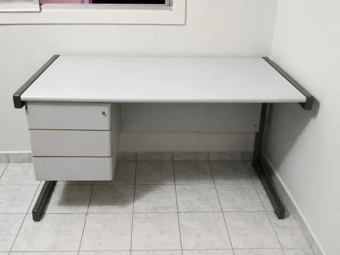 Mesa para escritório reta em aço 