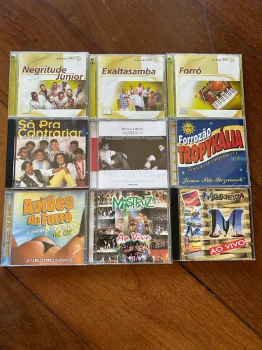 CDs pagode, forró e sertanejo diversos. R$ 15,00 cada. 