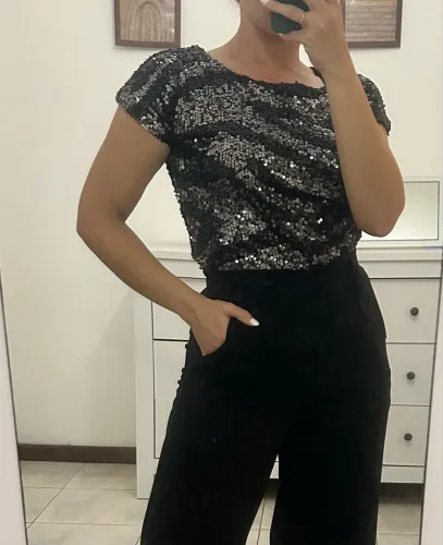 Blusa em paetes prata e preto