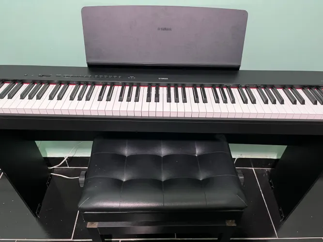 Piano Digital Yamaha P-225B Preto + Kit Completo de Acessórios (Seminovo)