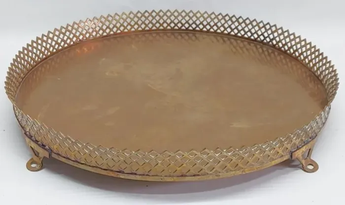 Antiga Salva redonda  espessurada á prata levemente dourado avarandada em losangos com pés