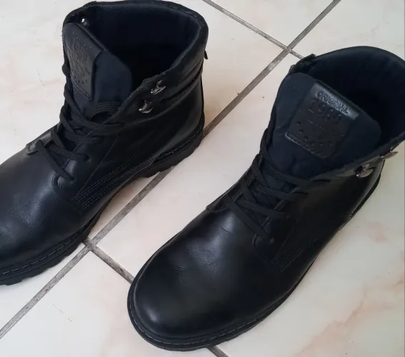 BOTA SEMI-NOVA em COURO da PEGADA N°40