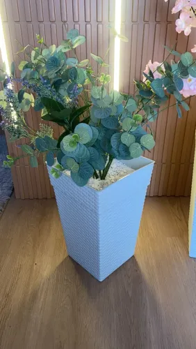 Vaso com flores artificiais