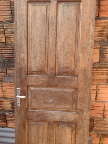 Porta de madeira com fechadura