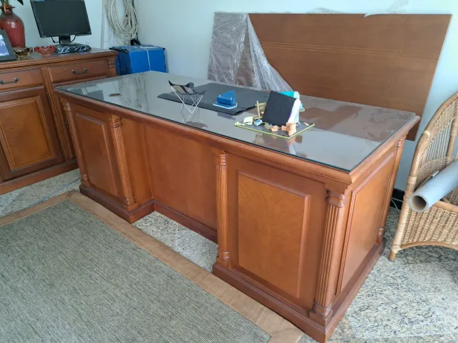 Escrivaninha de madeira nobre