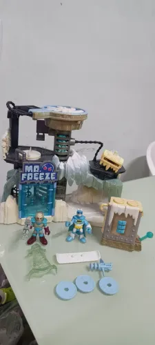 Base do Mr. freezer, boneco freezer e Batman 