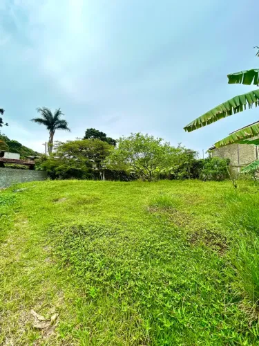 Terreno plano e murado à venda, 800m², em Correas