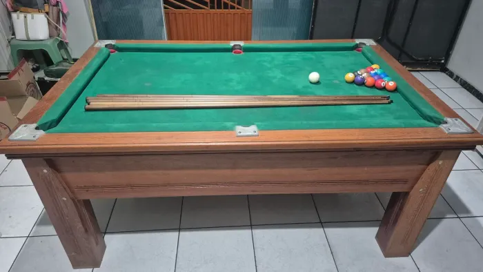 Vendo bilhar, com cinco taco e um jogo de boalas completo.