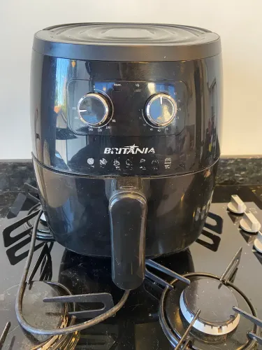Fritadeira Air Fryer Britânia 6 Litros, 1500W de potência.