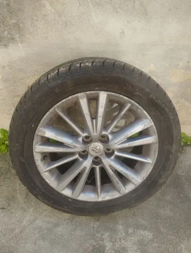 Roda liga leve de Corolla aro 16 com pneu novo.