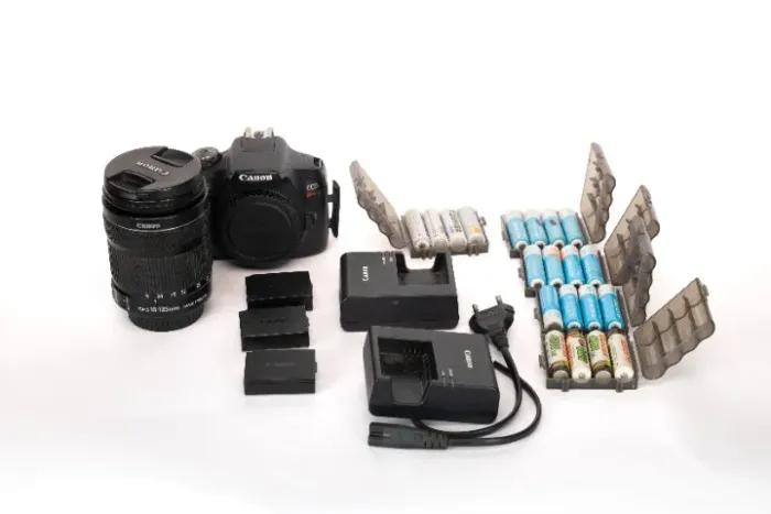 Camera canon t7 com lente EF-S 18-135mm 3 baterias com 2 carregadores e 4 jogos de pilhas