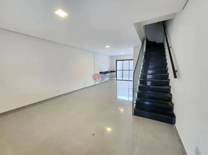 Sobrado à venda na Vila Carrão, 95m² com 3 quartos e 2 vagas.
