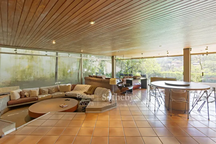 Casa cercada pelo verde com arquitetura brutalista no Cidade Jardim