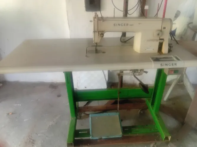 Maquina de costura singer profissional  reta