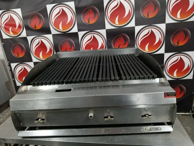Char broiler 90x1,00x35. 3 queimadores a gás GLP marca MACOM usado em ótimo estado