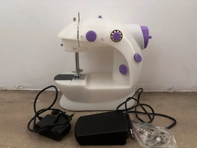 Mini máquina de costura portátil