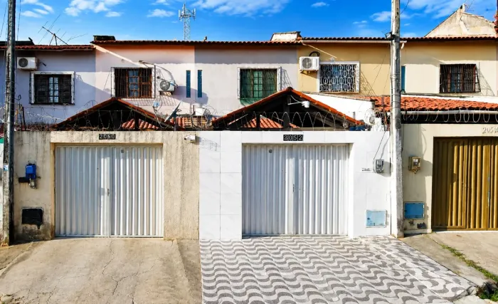 CASA SOLTA COM 3 QUARTOS, PROXIMO AVENIDA GODOFREDO MACIEL.