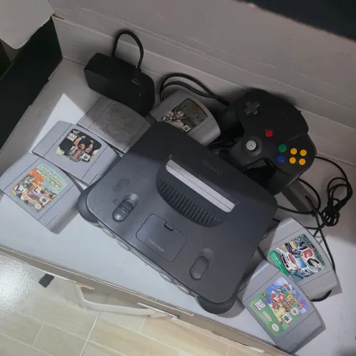 Nintendo 64 com alguns jogos