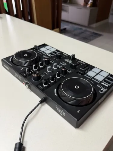 Vendo mesa DJ hercules 200 mk3 nova