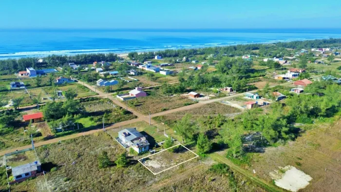 Terreno de esquina pertinho do mar em Lagoinhas Norte