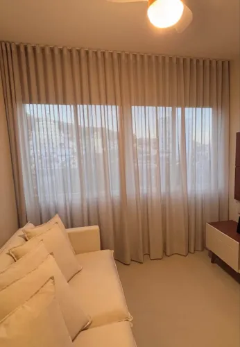 Cortina em três camadas com blackout dupla face