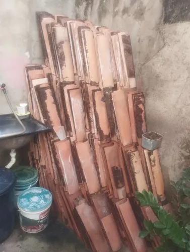 Telhas de cerâmica usadas em bom estado baixei o preço hoje chegue pra loja