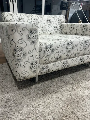 Poltrona Branca com estampa floral pixelada Tok&Stok