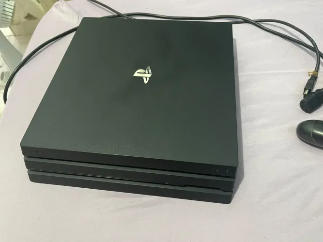 PS4 PRO 1TB- SEMI NOVO