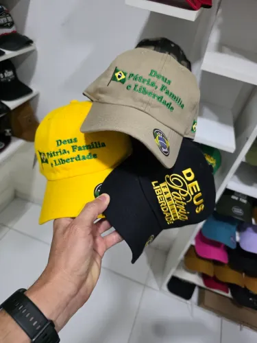 BONÉ DEUS, PÁTRIA E FAMÍLIA 