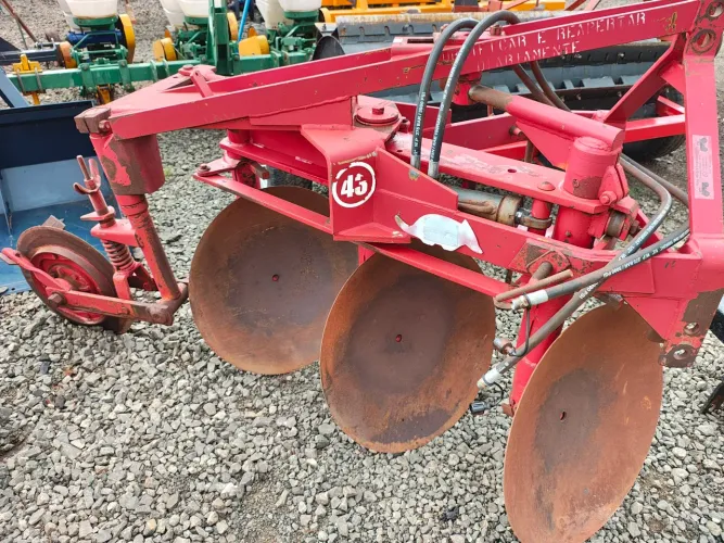 Arado reversível pistão tatu trator