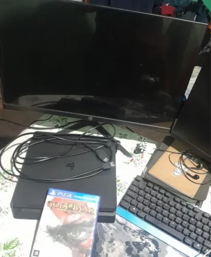 Ps4 Slim 1Tb + Monitor 23.8 75Hz + God of War Remasterizado + 1 Controle Original