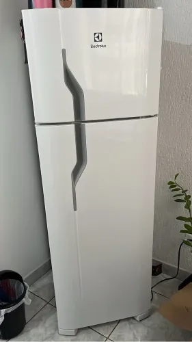 Geladeira Eletrolux 260L