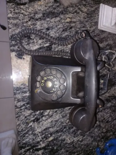 Telefone antigo funcionando. 