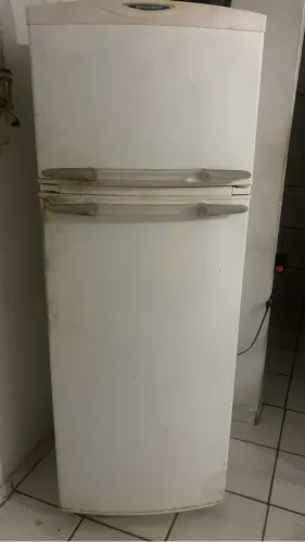 Geladeira com defeito, liga mais não gela