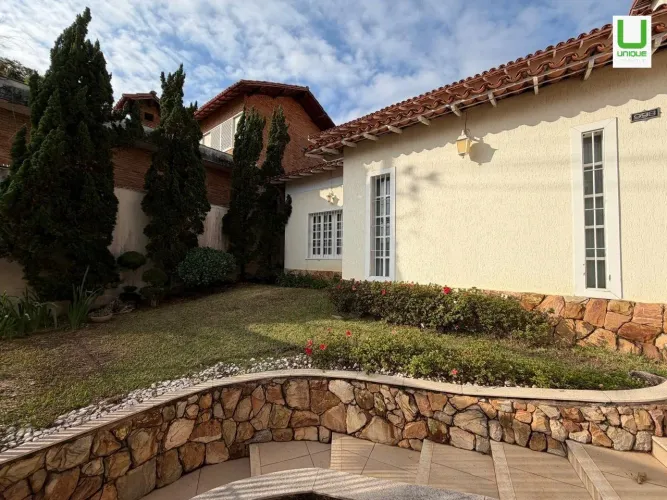 Ampla casa de alto padrão, com excelente local
