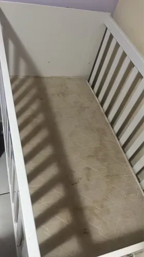 Berço que vira cama com colchão.
