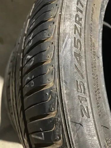 Pneu 215/45/17 90% Vida Útil (2)R$450,00