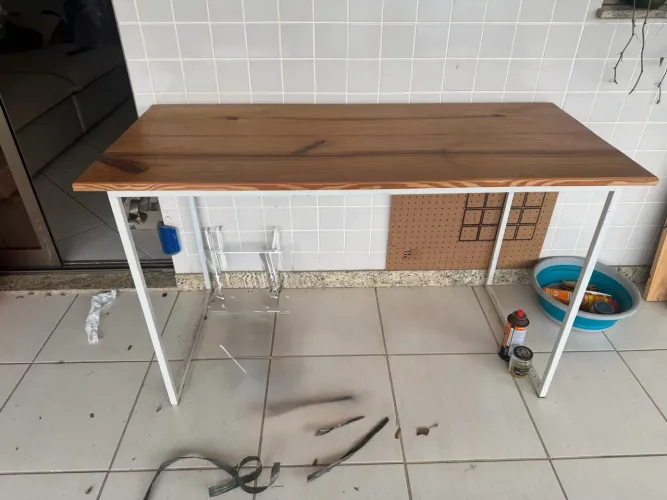 Mesa de madeira maciça pinos com pés de metalon branco 