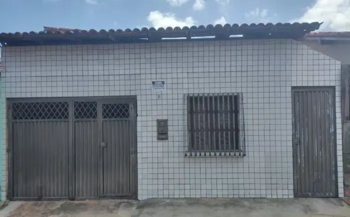 Casa, com 03 quartos e garagem no coroadinho, próximo da escola Rubens Almeida.