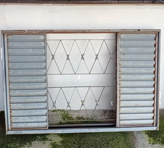 JANELÃO DE FERRO.